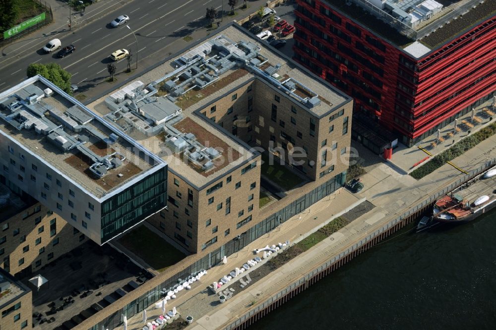 Berlin von oben - Gebäudekomplex des Hotels nhow Berlin am Ufer der Spree im Ortsteil Friedrichshain in Berlin