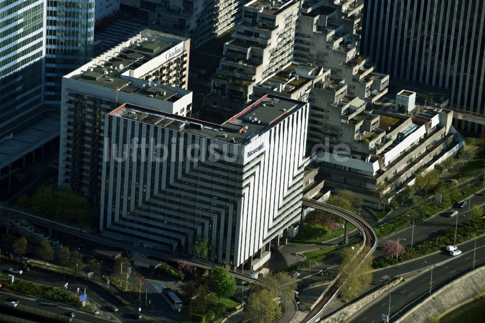 Luftbild Paris - Gebäudekomplex und Hotels am östlichen Rand des Hochhaus und Geschäfts- Viertels La Defense in Paris in Ile-de-France, Frankreich