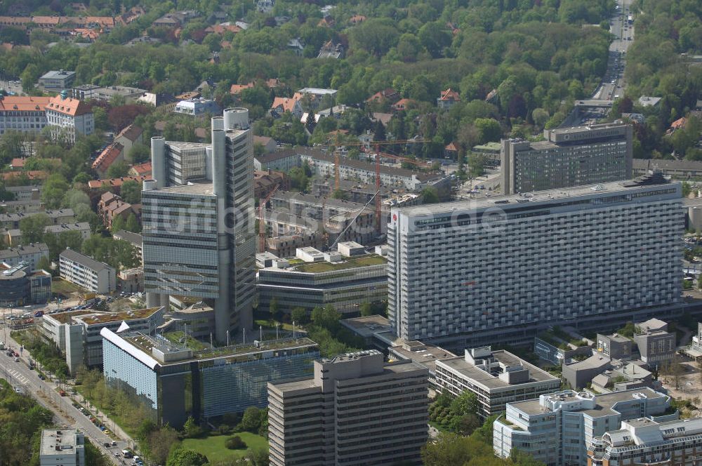 MÜNCHEN aus der Vogelperspektive: Gebäudekomplex der HypoVereinsbank HVB (gehört zu UniCredit) an der Arabellastrasse in München