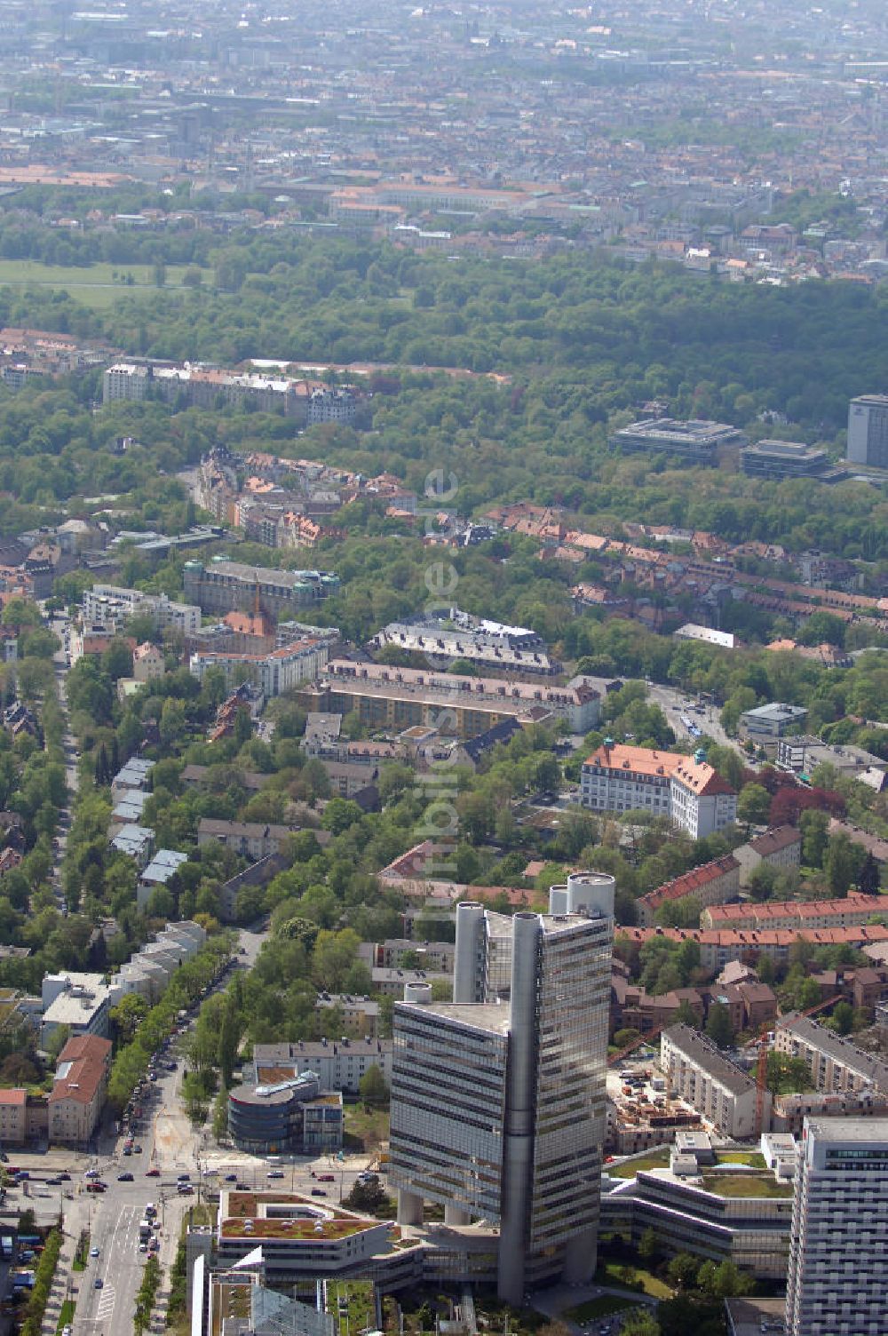 MÜNCHEN von oben - Gebäudekomplex der HypoVereinsbank HVB (gehört zu UniCredit) an der Arabellastrasse in München