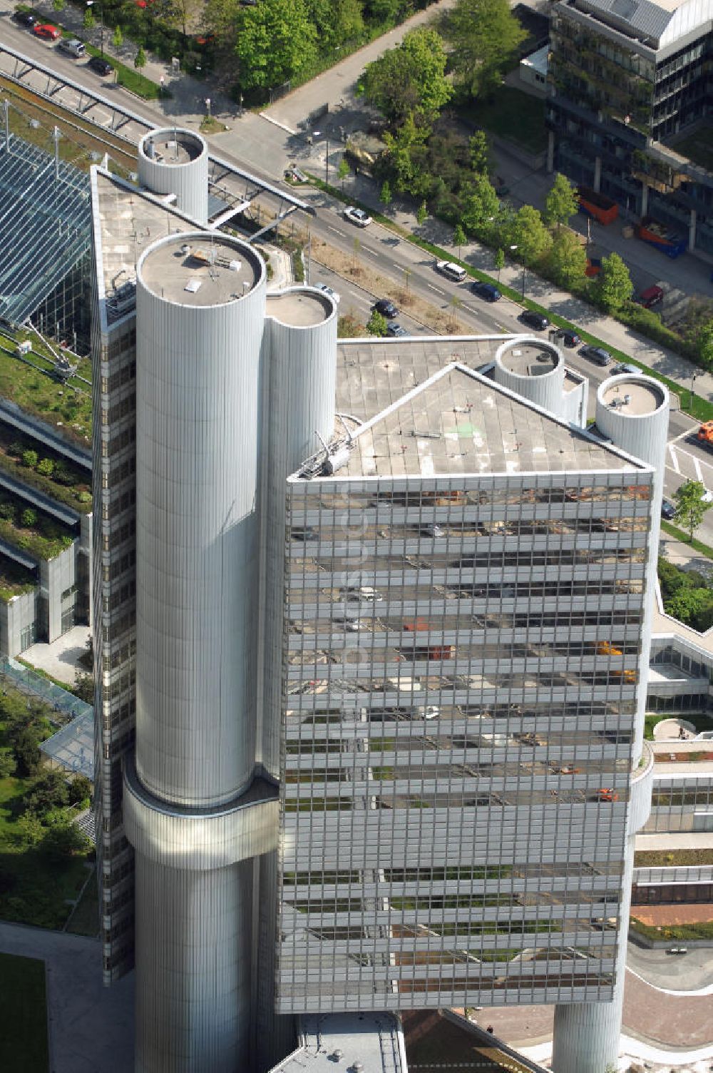 MÜNCHEN aus der Vogelperspektive: Gebäudekomplex der HypoVereinsbank HVB (gehört zu UniCredit) an der Arabellastrasse in München