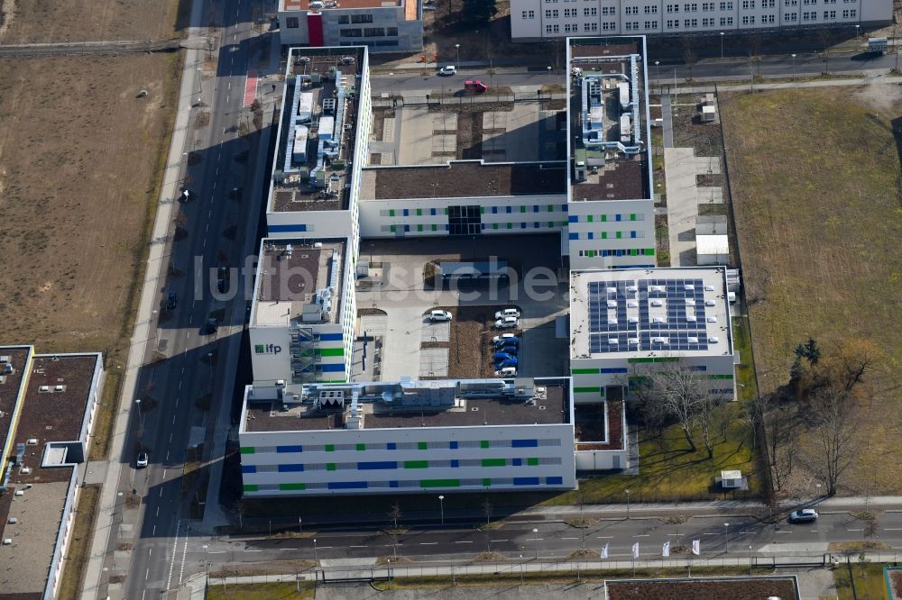 Berlin aus der Vogelperspektive: Gebäudekomplex des ifp Institut für Produktqualität GmbH in Berlin