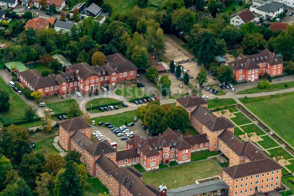 Luftaufnahme Achern - Gebäudekomplex der Illenau heute mit Stadtverwaltung, Museen und Behörden in Achern im Bundesland Baden-Württemberg, Deutschland