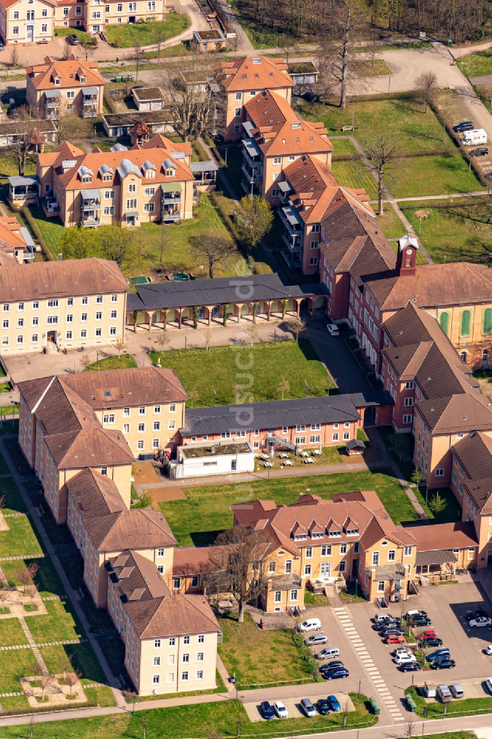 Luftaufnahme Achern - Gebäudekomplex der Illenau heute mit Stadtverwaltung, Museen und Behörden in Achern im Bundesland Baden-Württemberg, Deutschland