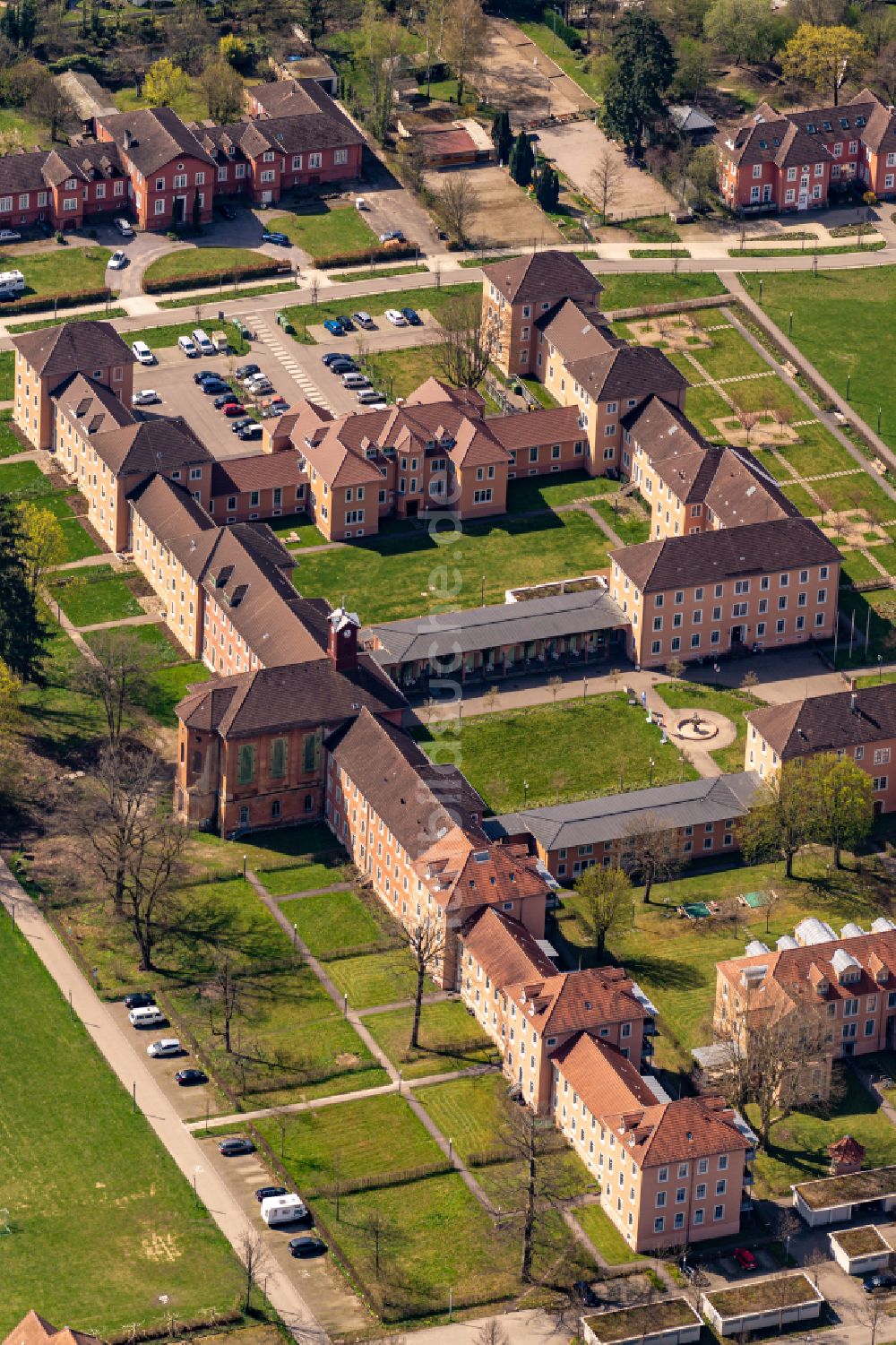 Achern von oben - Gebäudekomplex der Illenau heute mit Stadtverwaltung, Museen und Behörden in Achern im Bundesland Baden-Württemberg, Deutschland