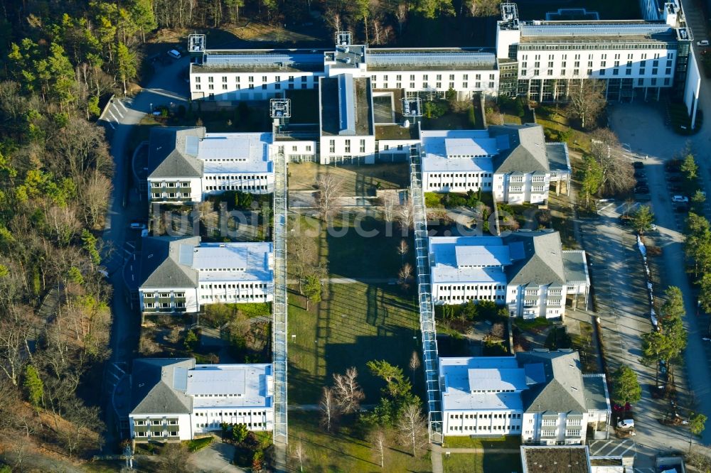 Dresden von oben - Gebäudekomplex des Institut für Arbeit und Gesundheit der Deutschen Gesetzlichen Unfallversicherung (IAG) in Dresden im Bundesland Sachsen, Deutschland