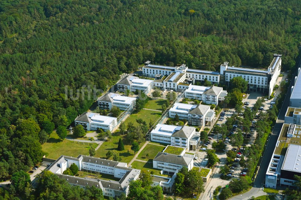 Dresden aus der Vogelperspektive: Gebäudekomplex des Institut für Arbeit und Gesundheit der Deutschen Gesetzlichen Unfallversicherung (IAG) in Dresden im Bundesland Sachsen, Deutschland