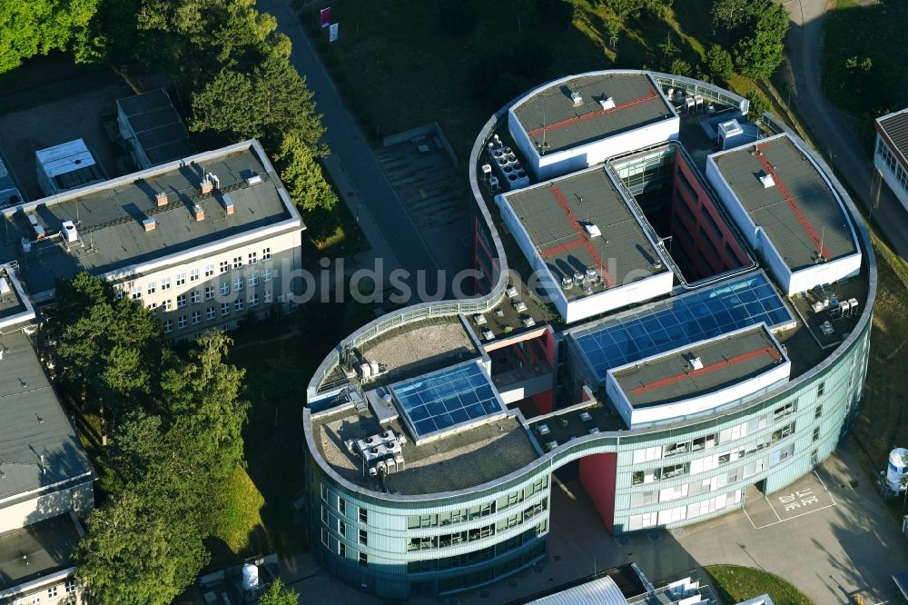 Luftaufnahme Rostock - Gebäudekomplex des Institut Biomedizinisches Forschungszentrum in Rostock im Bundesland Mecklenburg-Vorpommern, Deutschland