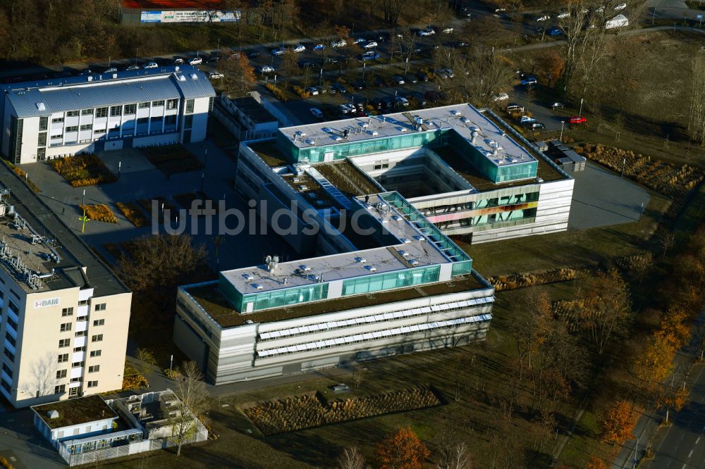 Luftbild Berlin - Gebäudekomplex des Institut Chemielaborgebäude der Bundesanstalt für Materialprüfung und -forschung BAM in Berlin, Deutschland