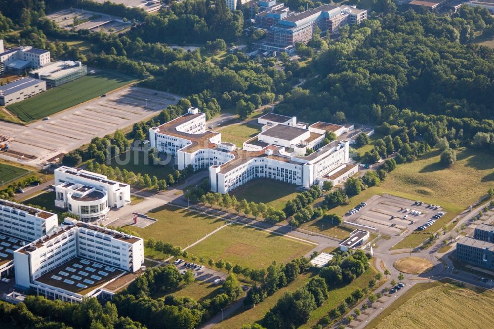 Luftaufnahme Ulm - Gebäudekomplex des Institut Daimler TSS GmbH in Ulm im Bundesland Baden-Württemberg, Deutschland