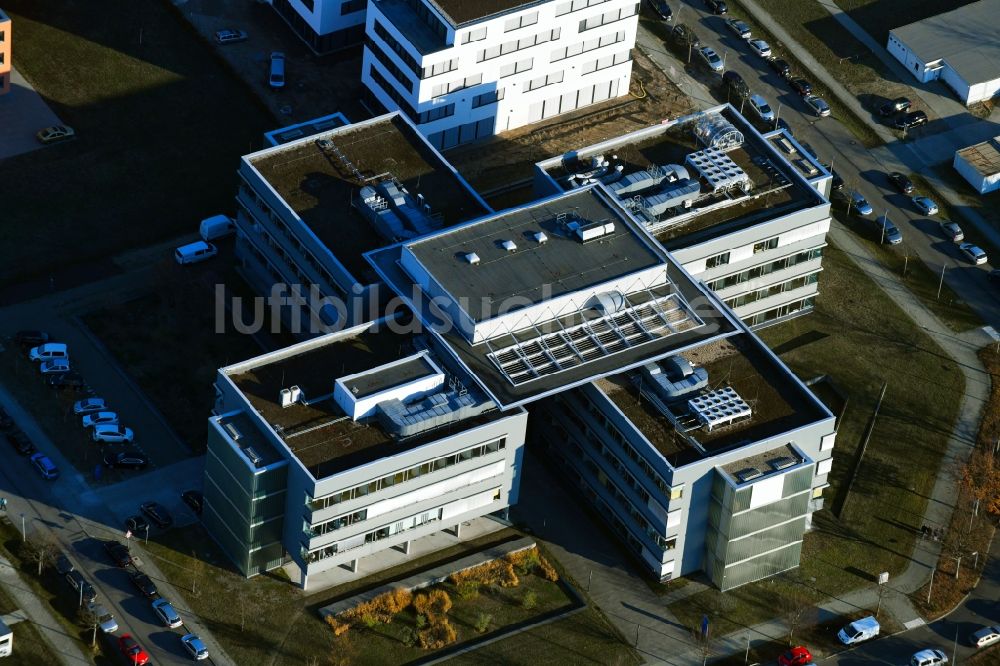 Luftbild Berlin - Gebäudekomplex des Institut DSM Biopract GmbH an der Magnusstraße im Ortsteil Adlershof in Berlin, Deutschland