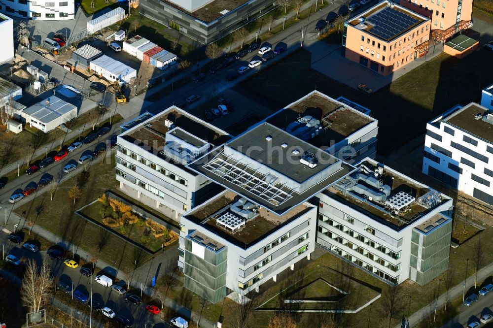 Luftaufnahme Berlin - Gebäudekomplex des Institut DSM Biopract GmbH an der Magnusstraße im Ortsteil Adlershof in Berlin, Deutschland