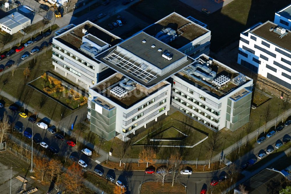 Berlin von oben - Gebäudekomplex des Institut DSM Biopract GmbH an der Magnusstraße im Ortsteil Adlershof in Berlin, Deutschland