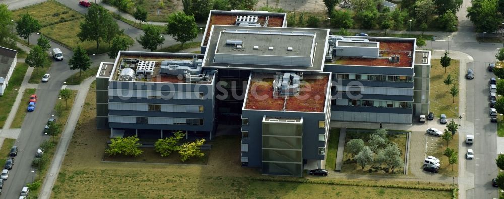 Luftaufnahme Berlin - Gebäudekomplex des Institut DSM Biopract GmbH an der Magnusstraße im Ortsteil Johannesthal in Berlin, Deutschland