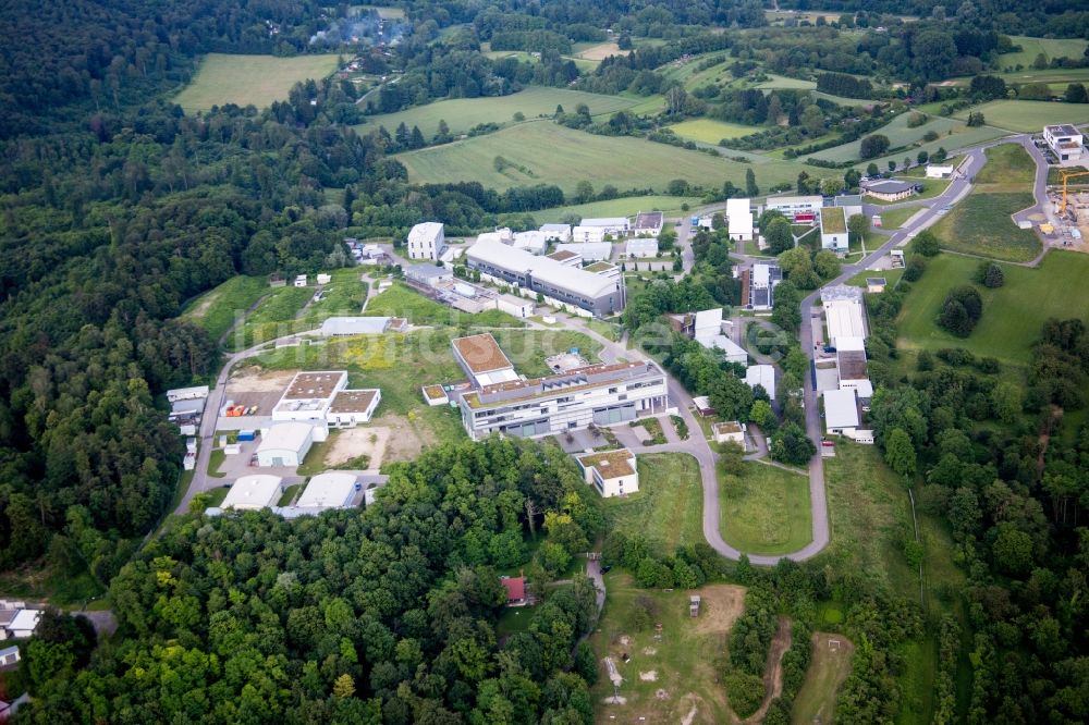 Luftaufnahme Pfinztal - Gebäudekomplex des Institut Fraunhofer-Institut für Chemische Technologie ICT in Pfinztal im Bundesland Baden-Württemberg, Deutschland