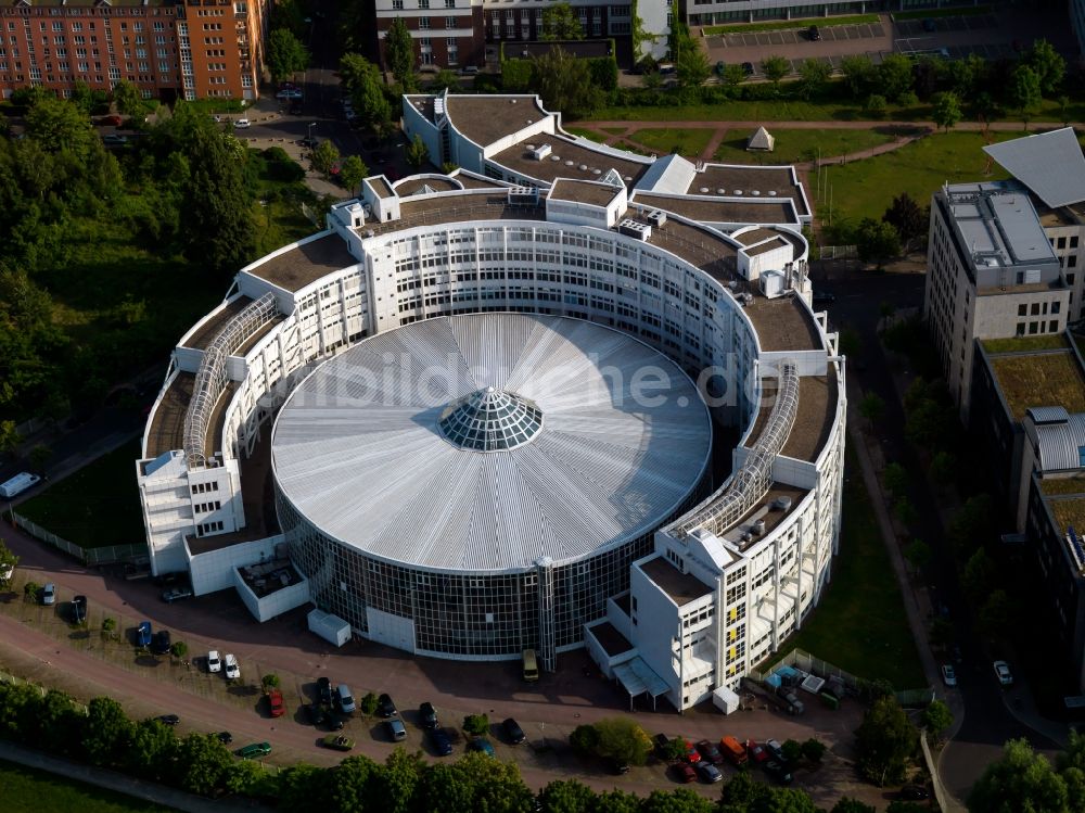 Berlin von oben - Gebäudekomplex des Institut Fraunhofer-Institut für Produktionsanlagen und Konstruktionstechnik an der Pascalstraße in Berlin