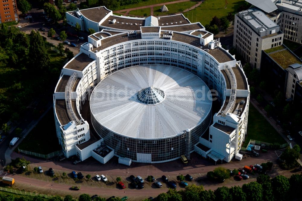 Berlin aus der Vogelperspektive: Gebäudekomplex des Institut Fraunhofer-Institut für Produktionsanlagen und Konstruktionstechnik an der Pascalstraße in Berlin