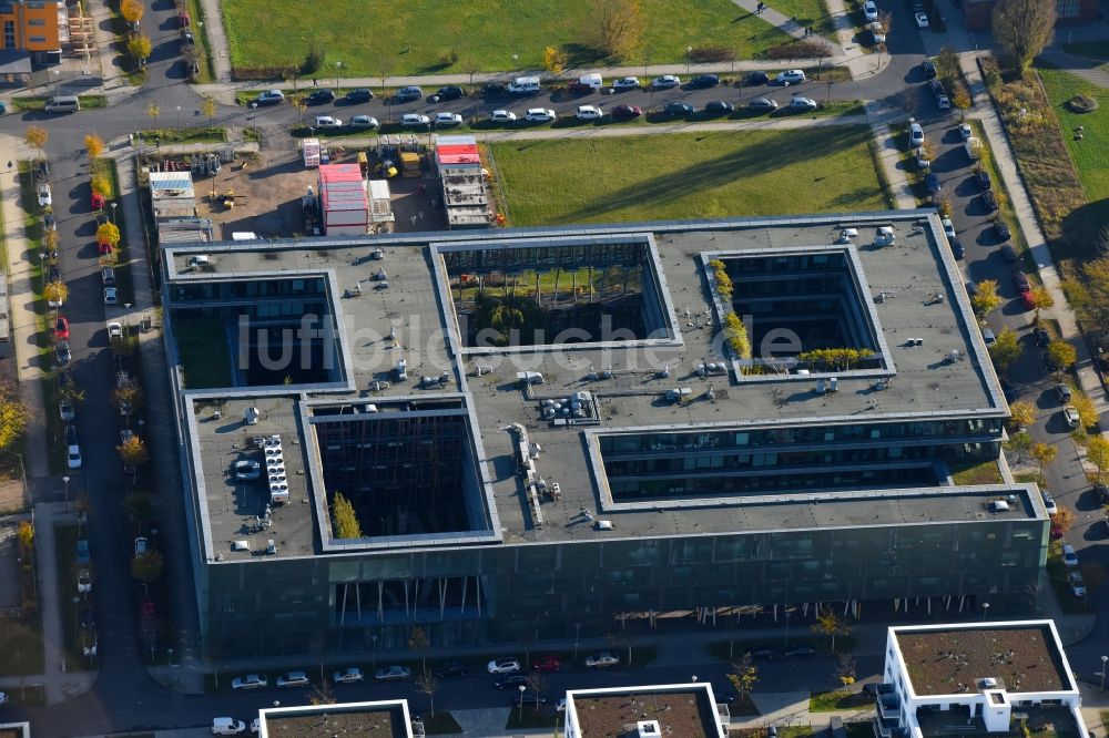 Luftbild Berlin - Gebäudekomplex des Institut HUB Institut für Physik der HUB an der Newtonstraße im Ortsteil Adlershof in Berlin, Deutschland