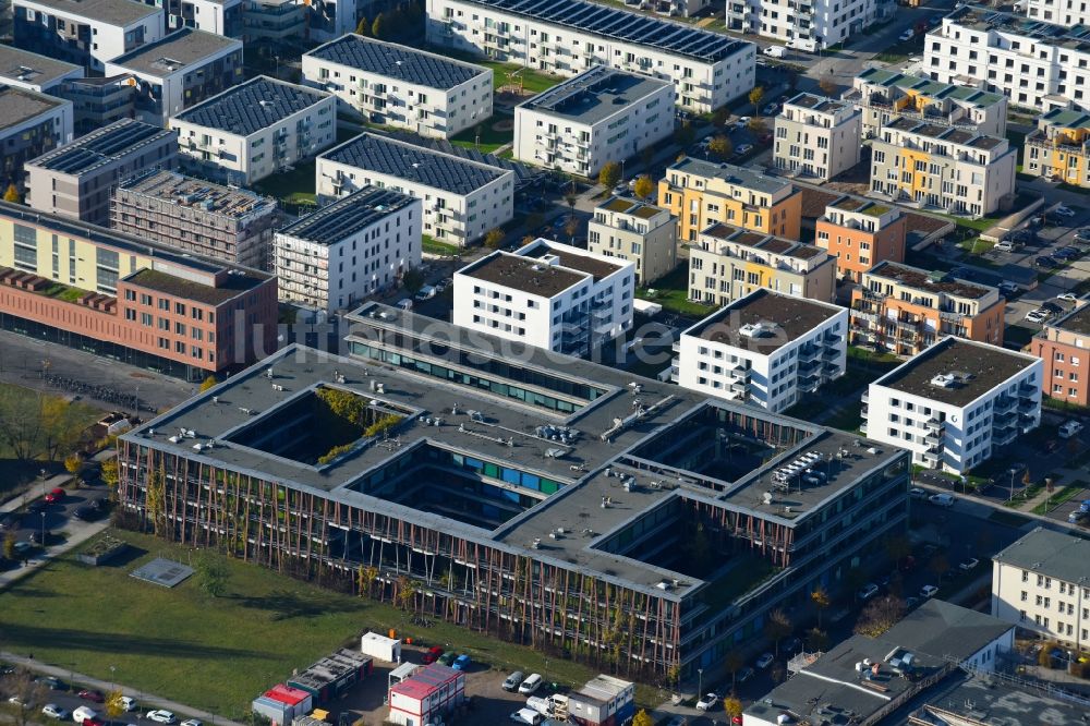 Berlin aus der Vogelperspektive: Gebäudekomplex des Institut HUB Institut für Physik der HUB an der Newtonstraße im Ortsteil Adlershof in Berlin, Deutschland