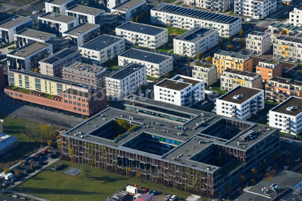 Luftbild Berlin - Gebäudekomplex des Institut HUB Institut für Physik der HUB an der Newtonstraße im Ortsteil Adlershof in Berlin, Deutschland