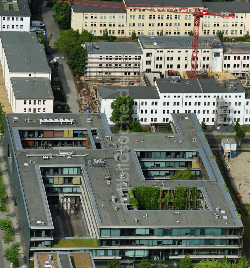 Berlin von oben - Gebäudekomplex des Institut HUB Institut für Physik an der Newtonstraße im Ortsteil Johannesthal in Berlin, Deutschland