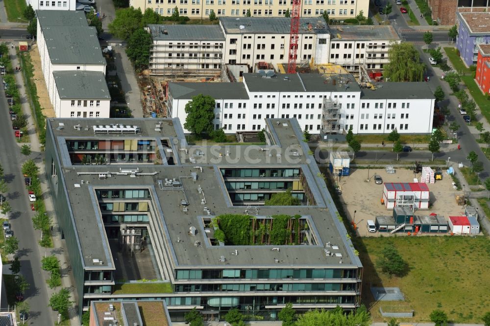 Berlin aus der Vogelperspektive: Gebäudekomplex des Institut HUB Institut für Physik an der Newtonstraße im Ortsteil Johannesthal in Berlin, Deutschland