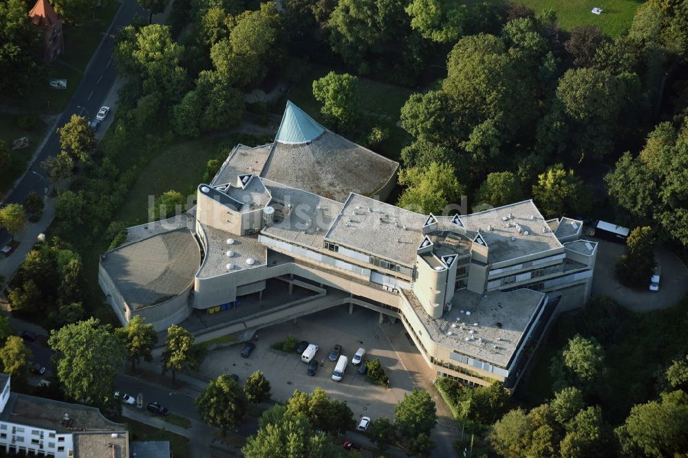 Luftaufnahme Berlin - Gebäudekomplex des Institut für Infektionsmedizin des Charité Campus Benjamin Franklin (CBF) am Hindenburgdamm in Berlin