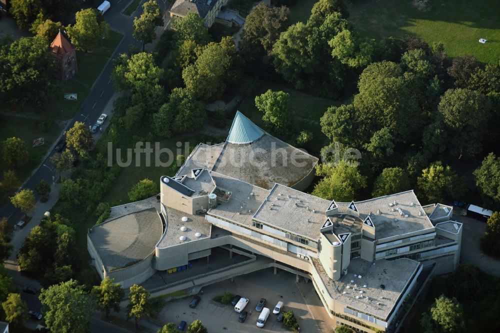 Berlin von oben - Gebäudekomplex des Institut für Infektionsmedizin des Charité Campus Benjamin Franklin (CBF) am Hindenburgdamm in Berlin