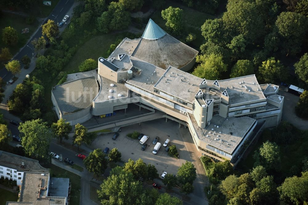 Berlin aus der Vogelperspektive: Gebäudekomplex des Institut für Infektionsmedizin des Charité Campus Benjamin Franklin (CBF) am Hindenburgdamm in Berlin