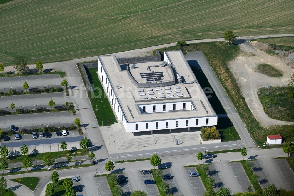 Hof von oben - Gebäudekomplex des Institut Institut für Informationssysteme der Hochschule Hof (iisys) am Alfons-Goppel-Platz in Hof im Bundesland Bayern, Deutschland