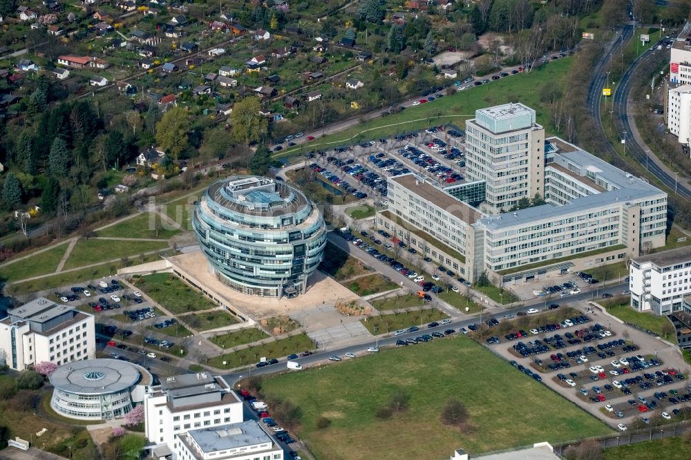 Hannover aus der Vogelperspektive: Gebäudekomplex des Institut International Neuroscience Institute (INI) an der Rudolf-Pichlmayr-Straße im Ortsteil Buchholz-Kleefeld in Hannover im Bundesland Niedersachsen, Deutschland