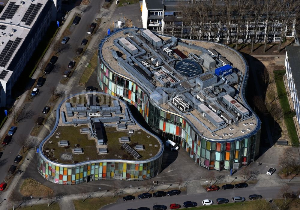 Berlin aus der Vogelperspektive: Gebäudekomplex des Institut Lernfabrik NEUE TECHNOLOGIEN Berlin an der Carl-Scheele-Straße im Ortsteil Johannisthal in Berlin