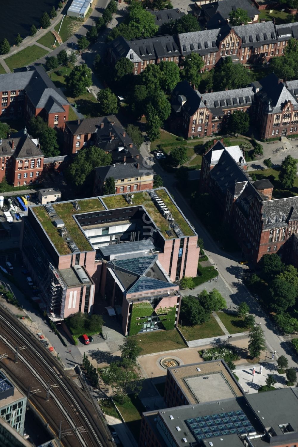 Luftaufnahme Berlin - Gebäudekomplex des Institut Max-Planck-Institut für Infektionsbiologie und Deutsches Rheuma-Forschungszentrum (DRFZ) am Virchowweg in Berlin