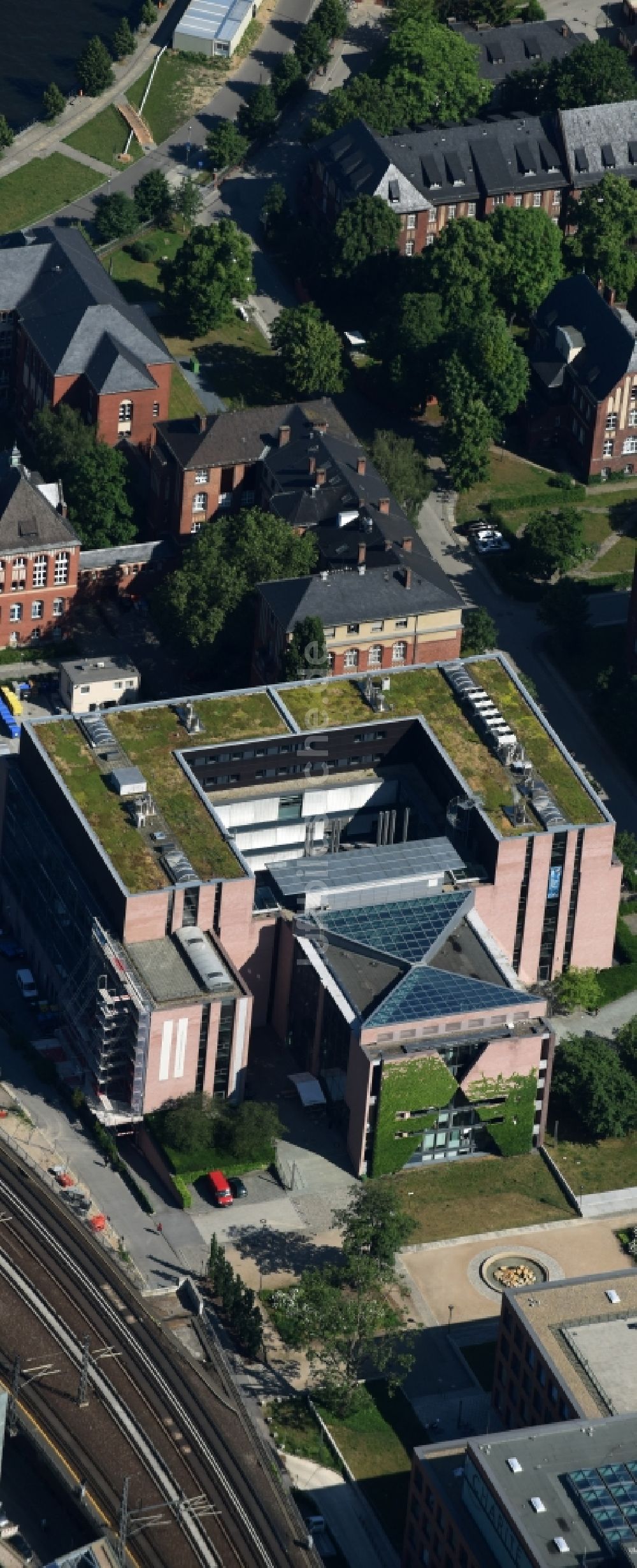 Berlin von oben - Gebäudekomplex des Institut Max-Planck-Institut für Infektionsbiologie und Deutsches Rheuma-Forschungszentrum (DRFZ) am Virchowweg in Berlin