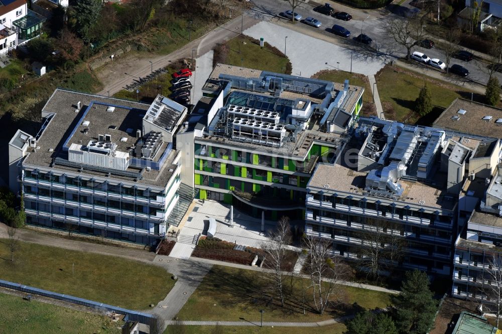 Luftbild Berlin - Gebäudekomplex des Institut Max-Planck-Institut für molekulare Genetik an der Ihnestraße im Ortsteil Dahlem in Berlin