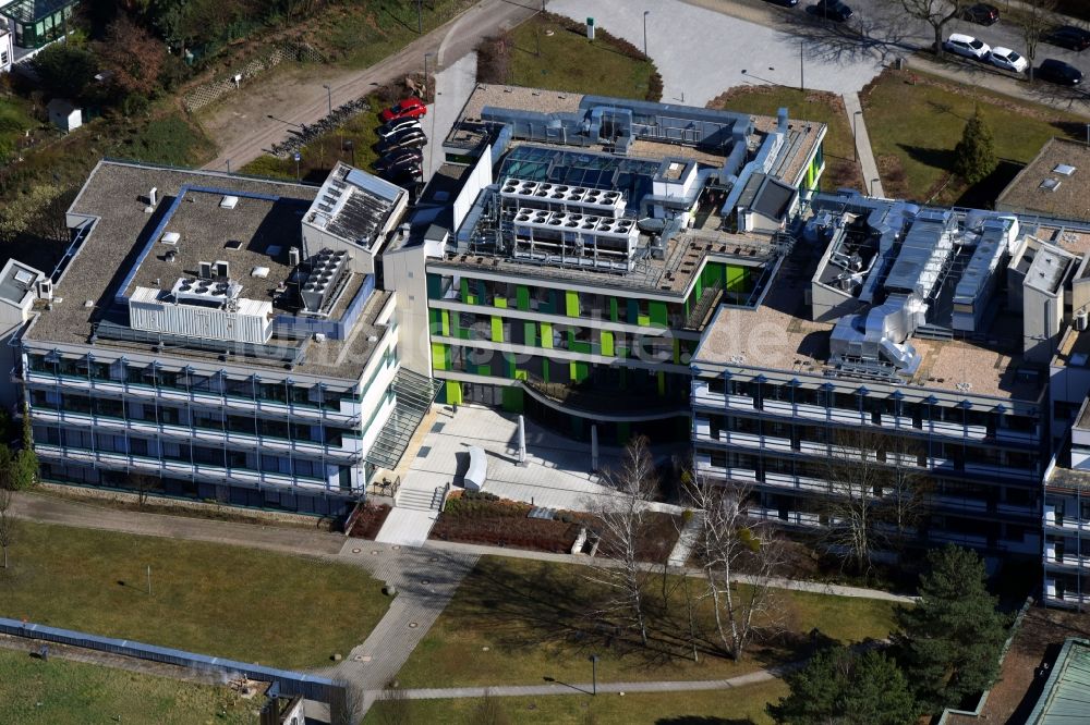 Luftaufnahme Berlin - Gebäudekomplex des Institut Max-Planck-Institut für molekulare Genetik an der Ihnestraße im Ortsteil Dahlem in Berlin