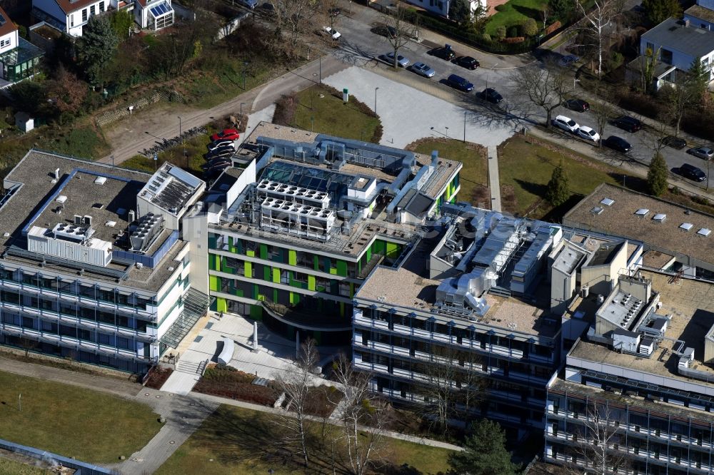 Berlin von oben - Gebäudekomplex des Institut Max-Planck-Institut für molekulare Genetik an der Ihnestraße im Ortsteil Dahlem in Berlin