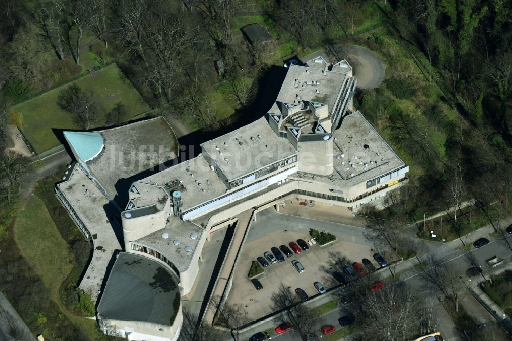 Luftaufnahme Berlin - Gebäudekomplex des Institut Universitätsklinikum Benjamin Franklin Institut für Infektionsmedizin am Hindenburgdamm in Berlin