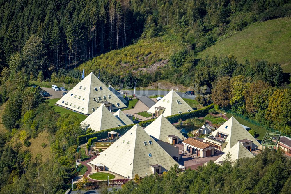 Lennestadt aus der Vogelperspektive: Gebäudekomplex des Institut der Wolfgang Schmidt e.K. und der Rayonex Biomedical GmbH mit den Sauerland-Pyramiden und Galileo-Park im Ortsteil Meggen in Lennestadt im Bundesland Nordrhein-Westfalen, Deutschland