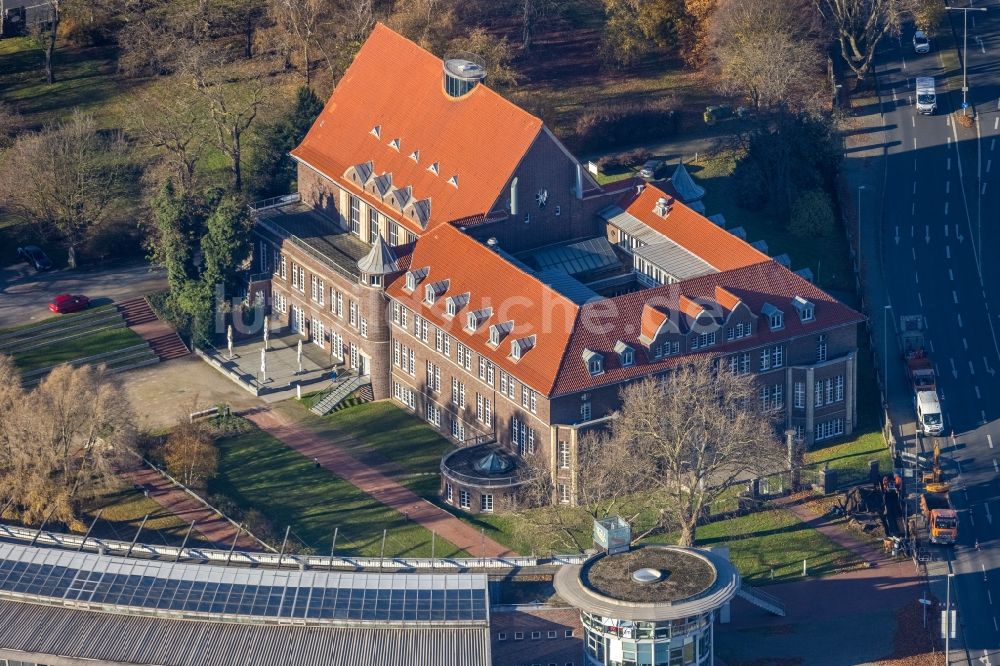 Oberhausen von oben - Gebäudekomplex des Instituts des TZU Technologiezentrum Umweltschutz Management GmbH an der Mülheimer Straße in Oberhausen im Bundesland Nordrhein-Westfalen