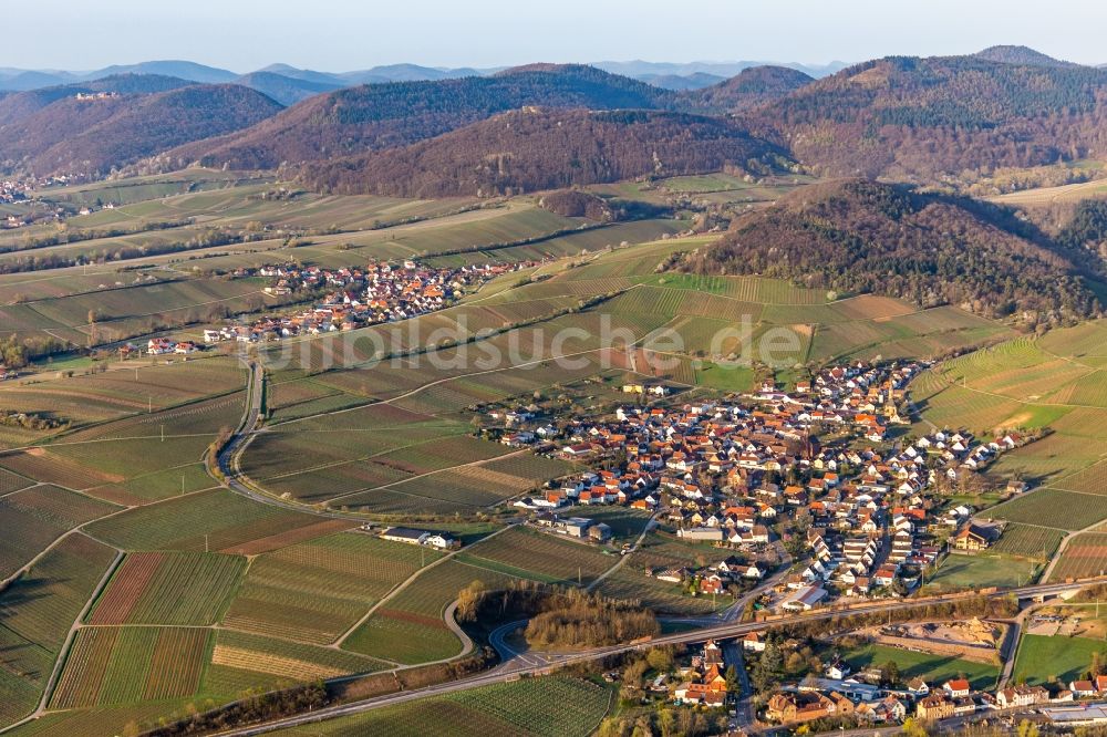 Siebeldingen aus der Vogelperspektive: Gebäudekomplex des Julius Kühn-Institut Rebforschungsanstalt Geilweilerhof mit blühenden Mandelbäumen in Siebeldingen im Bundesland Rheinland-Pfalz, Deutschland