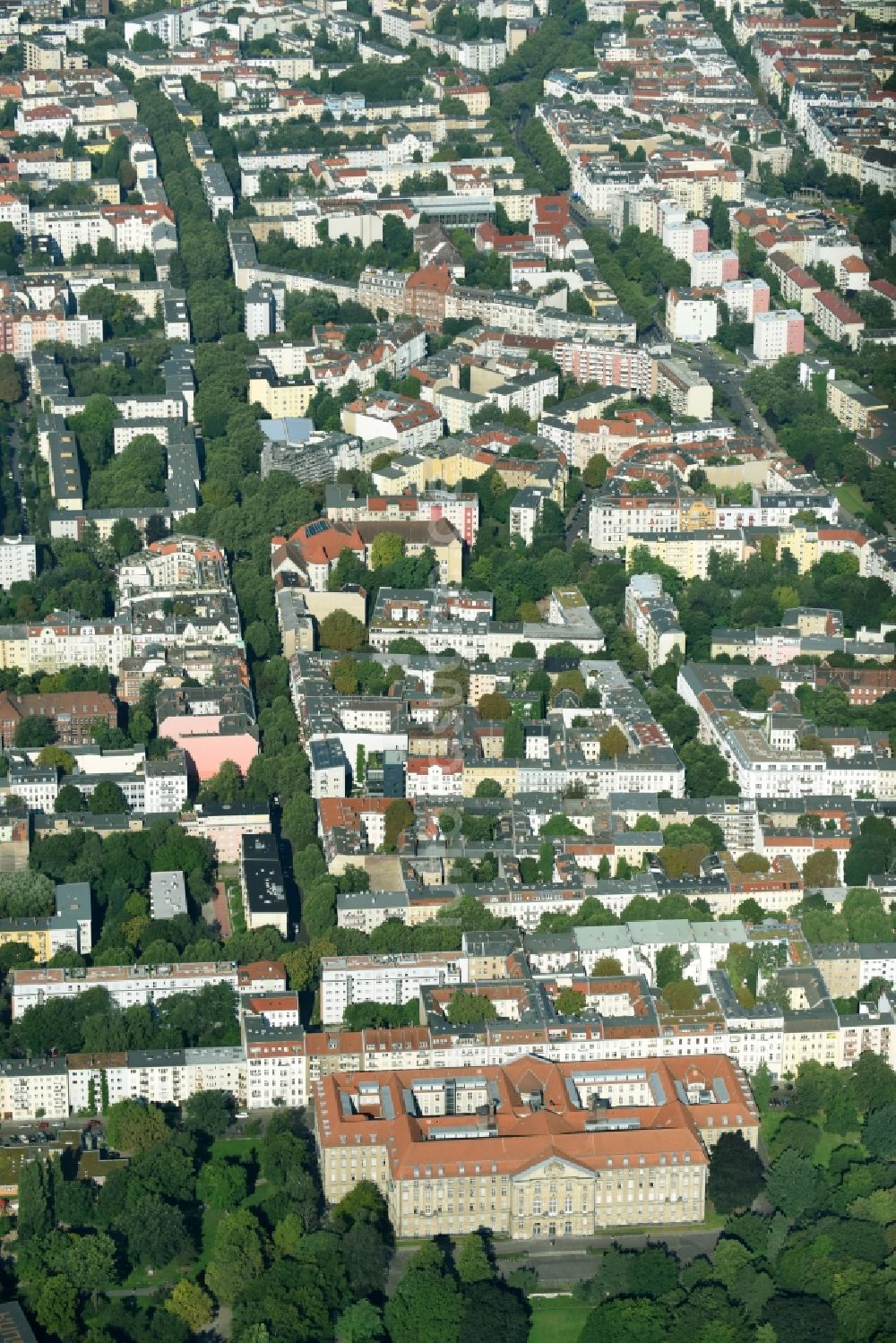 Berlin von oben - Gebäudekomplex des Kammer - Gericht in der Elßholzstraße und dem Straßenverlauf der Barbarossastraße im Ortsteil Tempelhof-Schöneberg in Berlin, Deutschland