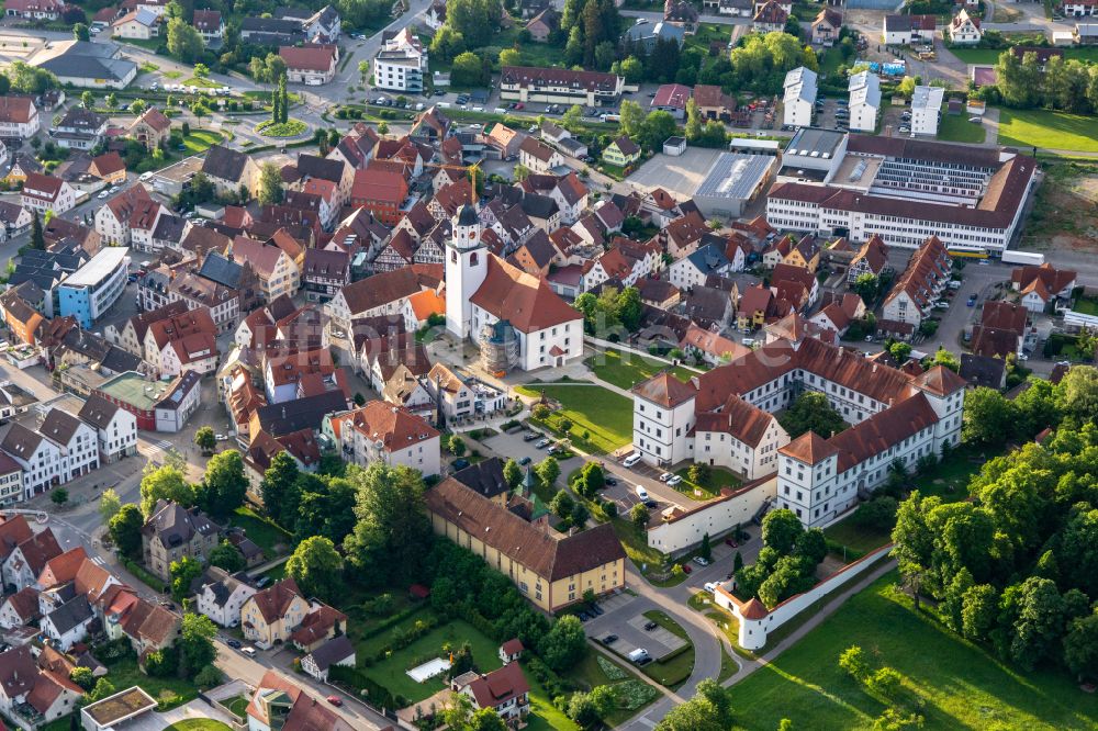 Meßkirch aus der Vogelperspektive: Gebäudekomplex und Kirche St. Martin im Schloßpark von Schloß Meßkirch in Meßkirch im Bundesland Baden-Württemberg, Deutschland