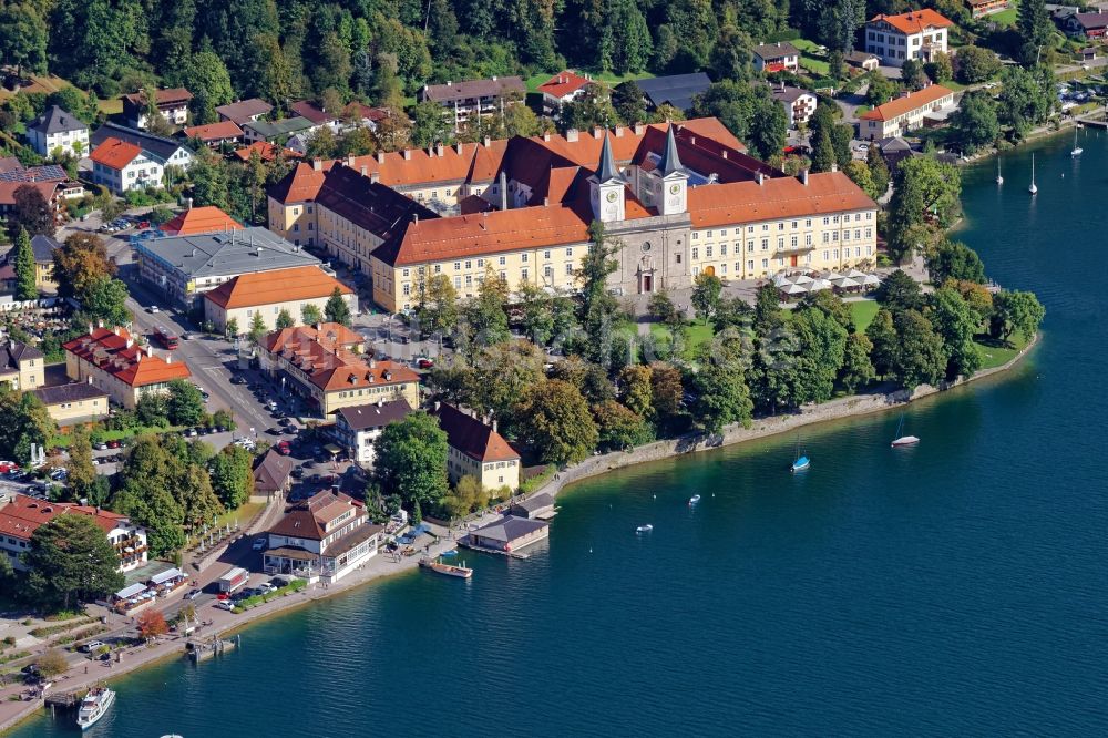 Luftaufnahme Tegernsee - Gebäudekomplex Kloster und Brauhaus Tegernsee im Bundesland Bayern