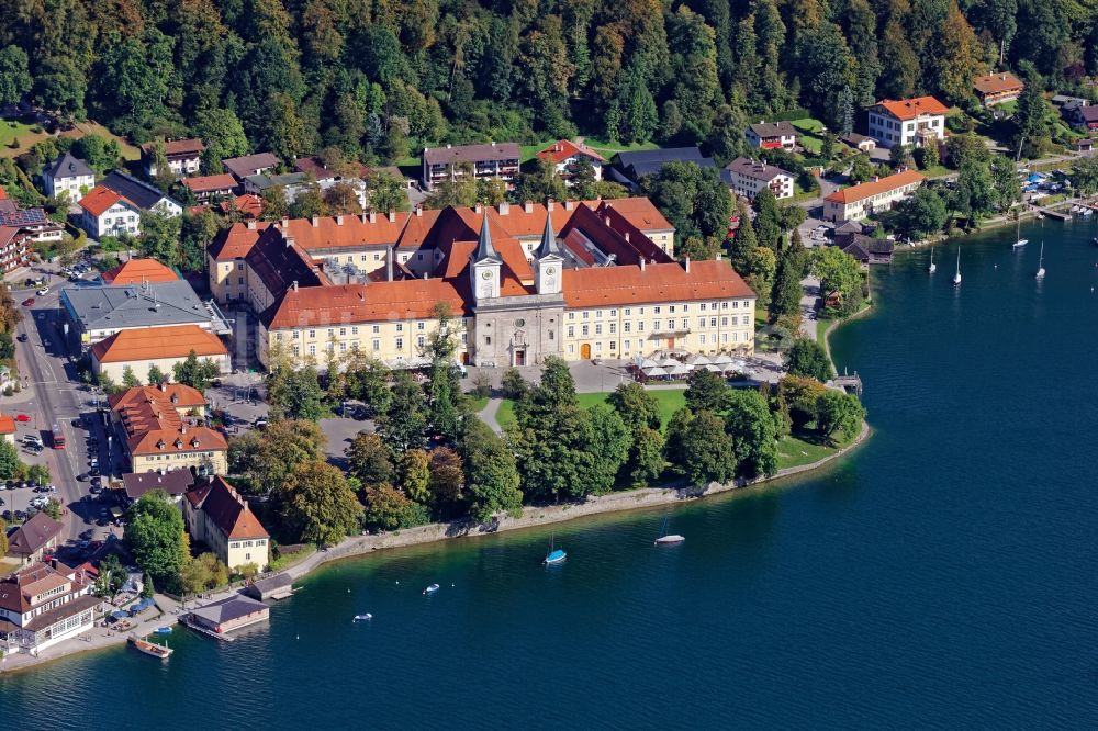 Tegernsee von oben - Gebäudekomplex Kloster und Brauhaus Tegernsee im Bundesland Bayern