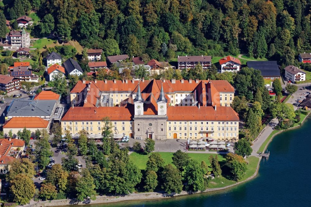 Tegernsee aus der Vogelperspektive: Gebäudekomplex Kloster und Brauhaus Tegernsee im Bundesland Bayern