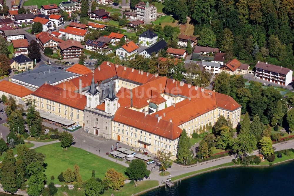 Luftaufnahme Tegernsee - Gebäudekomplex Kloster und Brauhaus Tegernsee im Bundesland Bayern