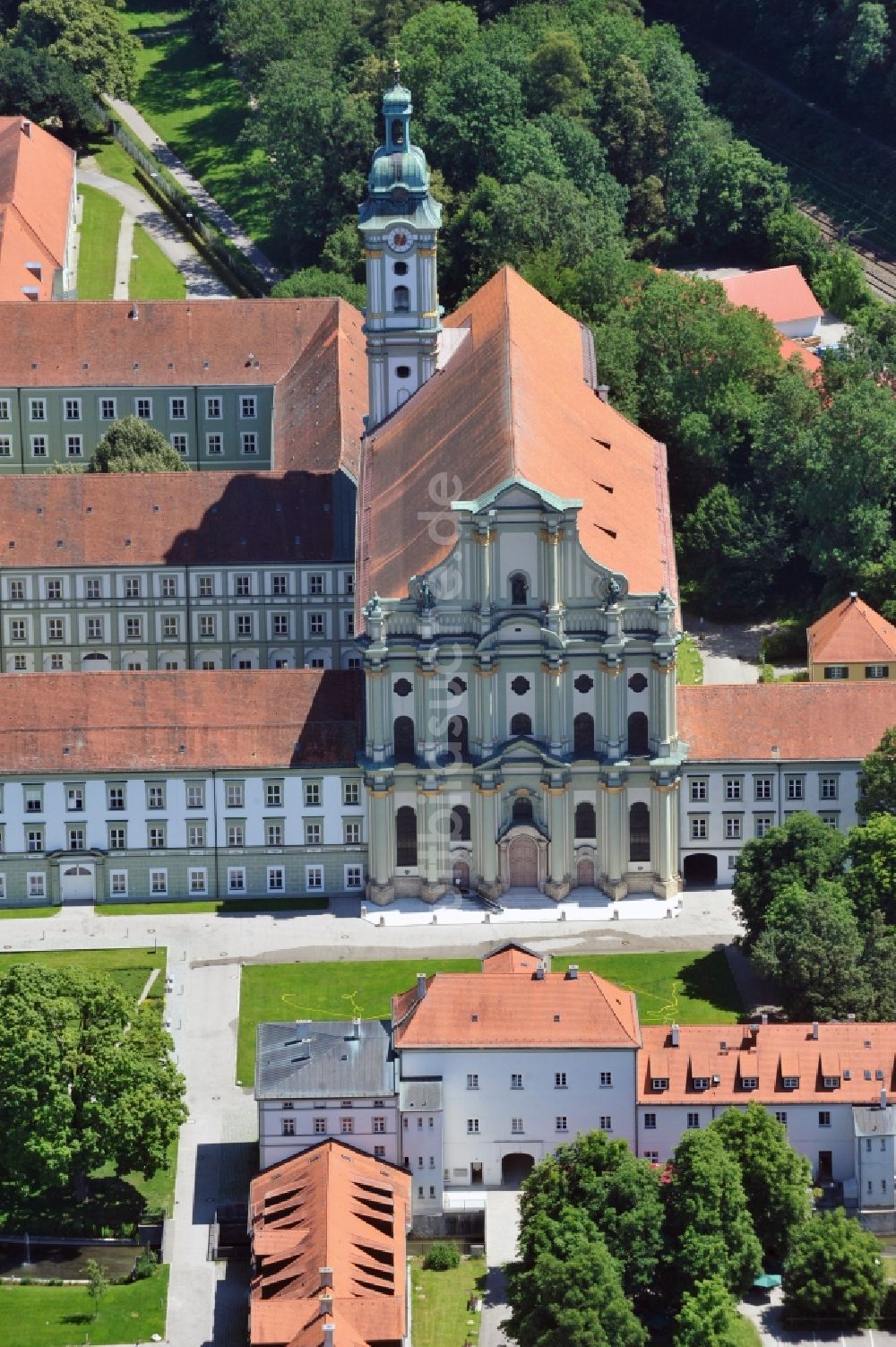 Fürstenfeldbruck von oben - Gebäudekomplex von Kloster Fürstenfeld bei Fürstenfeldbruck im Bundesland Bayern, Deutschland