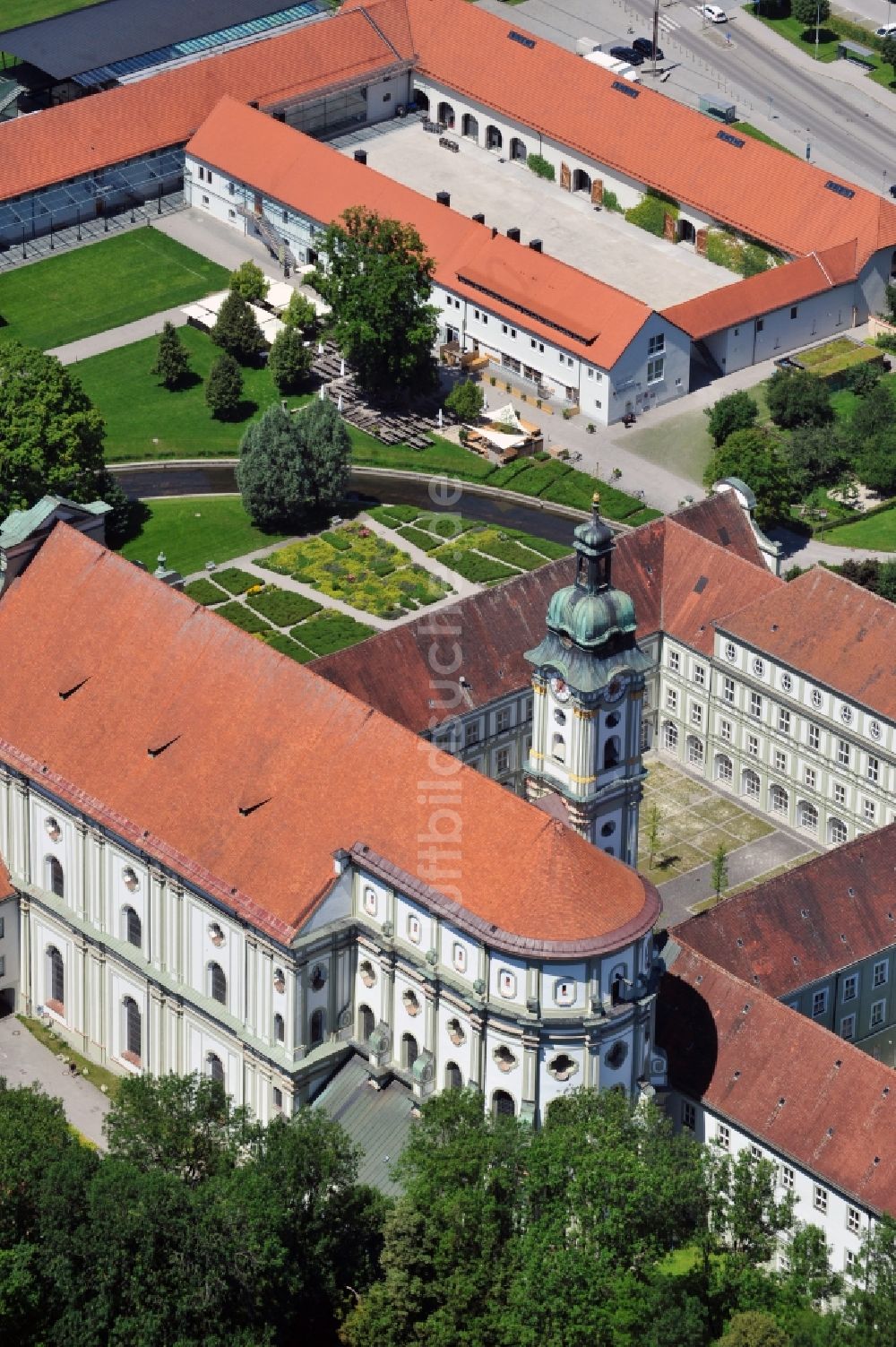 Fürstenfeldbruck von oben - Gebäudekomplex von Kloster Fürstenfeld bei Fürstenfeldbruck im Bundesland Bayern, Deutschland