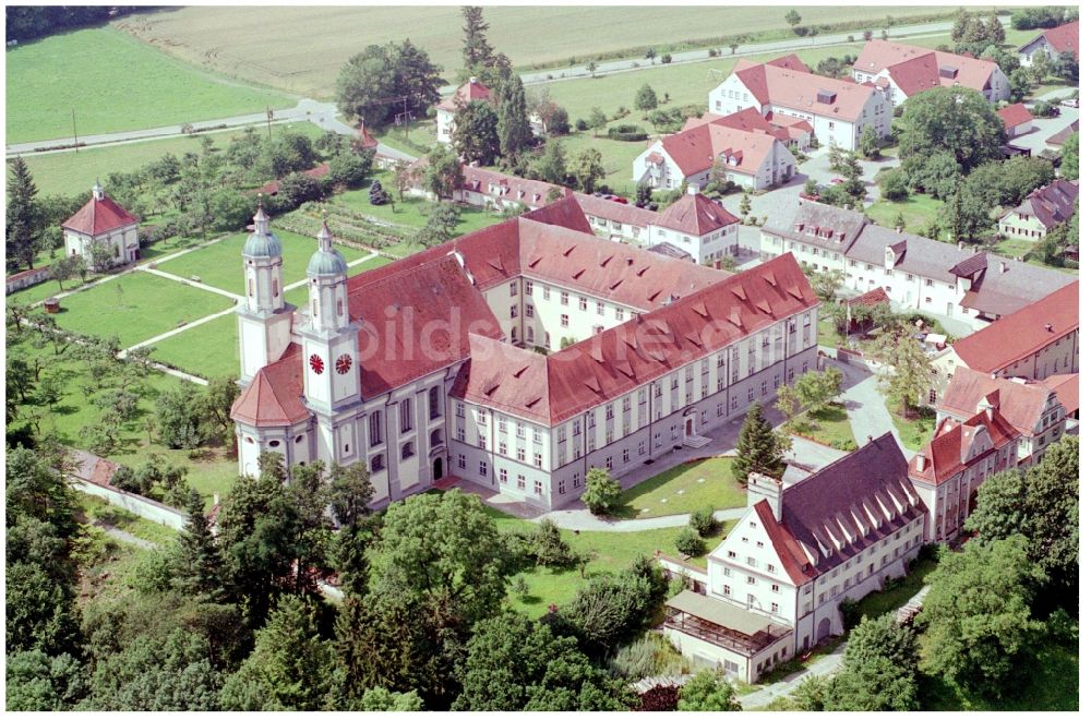 Allmannshofen aus der Vogelperspektive: Gebäudekomplex des Kloster Holzen in Allmannshofen im Bundesland Bayern, Deutschland